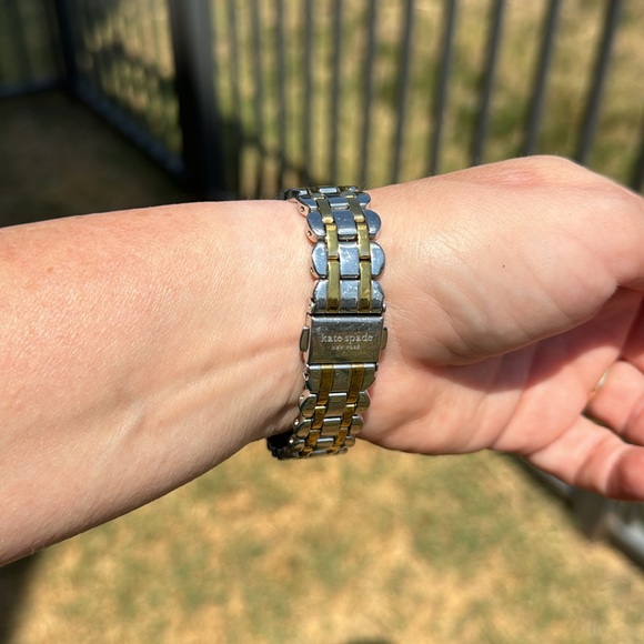 The Kate Spade Scallop Smartwatch DW7K1 MAY OR MAY NOT WORK - Picture 3 of 8